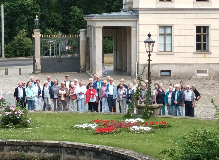 8G SoVD Reisegruppe im Schlosspark Dresden